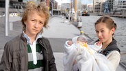 Rasmus mit Lina, die das Baby auf dem Arm hält © NDR/Romano Ruhnau 