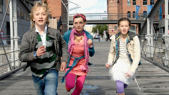 Rasmus, Mandy und Lina laufen über eine Brücke © NDR/Romano Ruhnau 