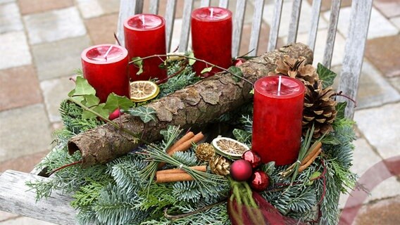 Ein Adventskranz auf einem Gartenstuhl © Fotolia Foto: Birgit Korber