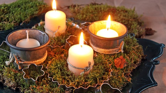 Adventsschmuck aus Kerzen und Plätzchenformen © Fotolia Foto: Kristina Rütten