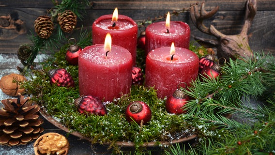 Adventsgesteck mit Kerzen und Moos © Fotolia Foto: S.H. exclusiv