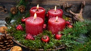 Adventsgesteck mit Kerzen und Moos © Fotolia Foto: S.H. exclusiv