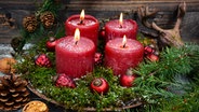 Adventsgesteck mit Kerzen und Moos © Fotolia Foto: S.H. exclusiv