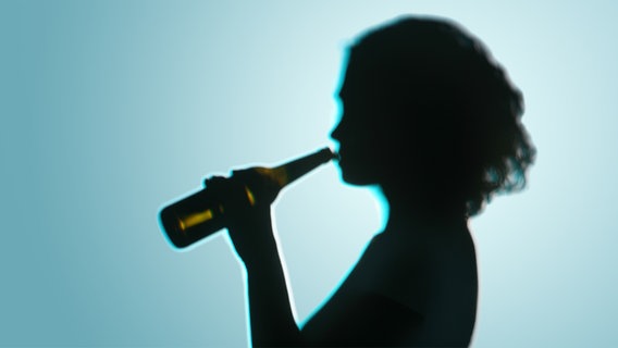 Eine Frau trinkt Alkohol © picture-alliance/dpa Foto: Heiko Wolfraum