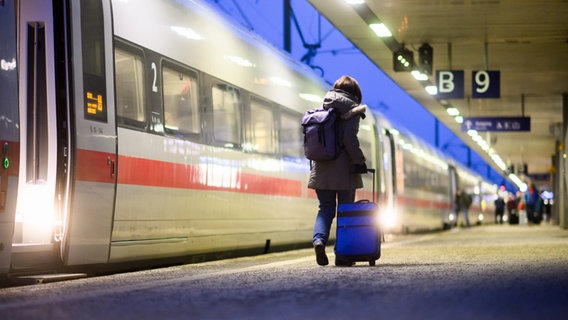 Eine Frau geht mit einem Koffer auf dem Bahnsteig neben einem ICE am Hauptbahnhof Hannover © picture alliance/dpa | Julian Stratenschulte Foto: Julian Stratenschulte