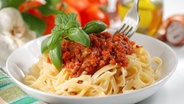 Bandnudeln mit Tomaten-Kapern-Soße auf einem Teller serviert © fotolia.com Foto: al62