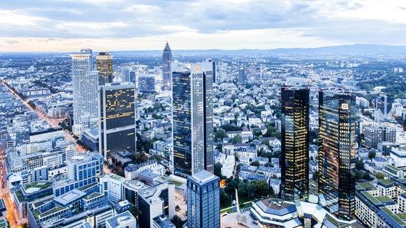 Blick auf die Hochhäuser verschiedener Banken in Frankfurt am Main. © picture alliance/imageBROKER Foto: Stefan Kiefer