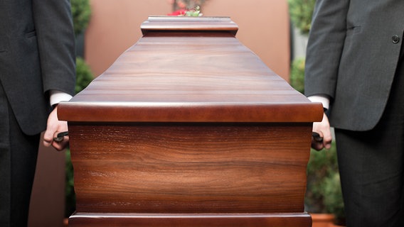 Träger halten einen Sarg. © fotolia Foto: Kzenon