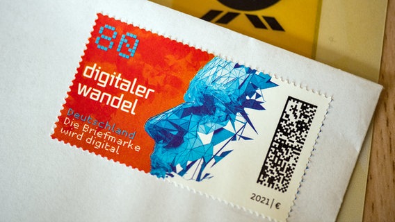 80-Cent-Briefmarke mit dem Aufdruck "digitaler Wandel" und QR-Code. © dpa-Bildfunk Foto: Federico Gambarini