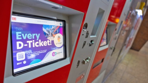 Auf dem Monitor eines Fahrkartenautomaten ist Werbung für das Deutschlandticket zu sehen. © picture alliance/dpa | Foto: Thomas Banneyer