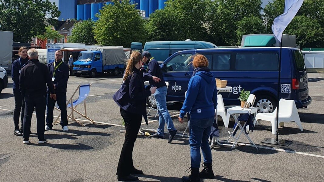 Der Dialogstand beim Wochenmarkt in Elmshorn im Rahmen der NDR DialogBus-Tour. Der Dialogstand beim Wochenmarkt in Elmshorn im Rahmen der NDR DialogBus-Tour. © NDR