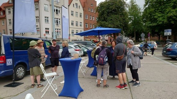 Der Dialogstand auf dem Wochenmarkt in Stralsund im Rahmen der NDR DialogBus-Tour. © NDR 