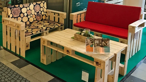 Zwei Sofas mit Sitzauflagenund ein niedriger Tisch - gebaut aus Paletten © Bundesverband Holzpackmitel, Paletten, Exportverpackung (HPE) 