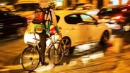 Fahrradfahrer im abendlichen Straßenverkehr © fotolia Foto: Christian Müller