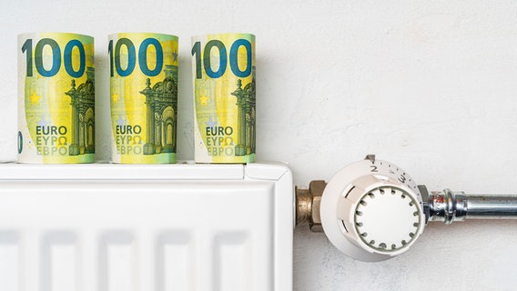 Drei 100-Euro-Scheine stehen aufgerollt auf einer Heizung. © Colourbox Foto: graja