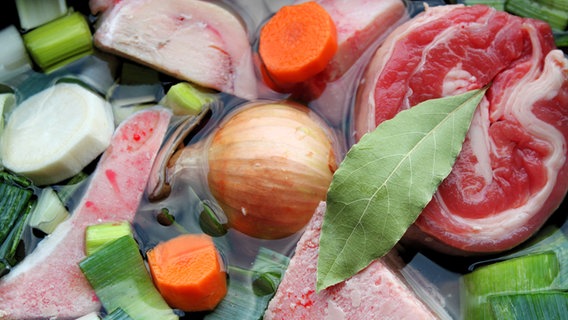 Gemüse und Fleisch in einem Topf. © Colourbox Foto: Andie Alpion