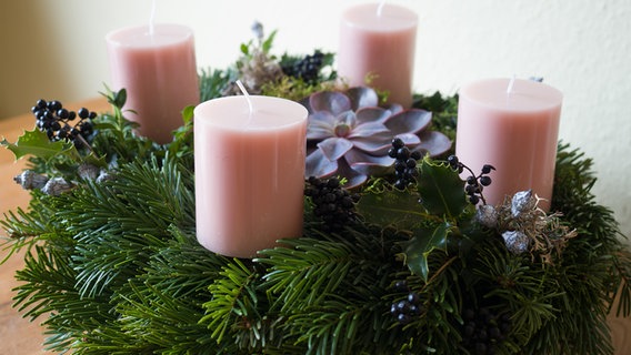 Ein Adventskranz mit Sukkulenten und nudefarbenen Kerzen. © NDR Foto: Anja Deuble