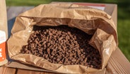 Pellets aus Kakaobohnen © NDR Foto: Udo Tanske