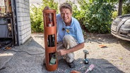 Gärtner Peter Rasch baut einen Erdkühlschrank. © NDR Foto: Udo Tanske