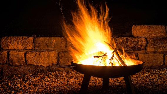 Holz brennt in einer Feuerschale © fotolia Foto: IdeeID