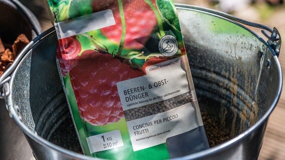 Beeren- und Obstdünger in einem Eimer. © NDR Foto: Udo Tanske
