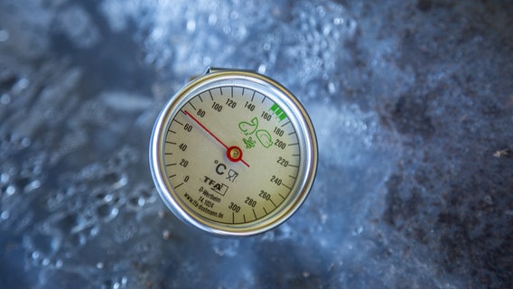 Ein Thermometer zeigt 70 Grad Celcius an. © NDR Foto: Udo Tanske