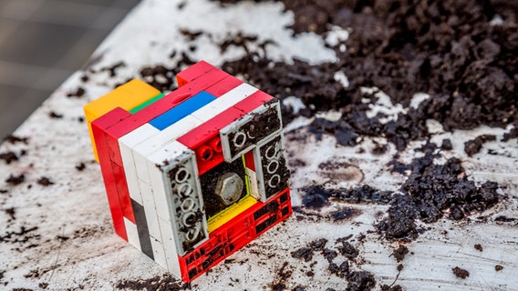 Eine Erdballenpresse aus Legosteinen. © NDR 