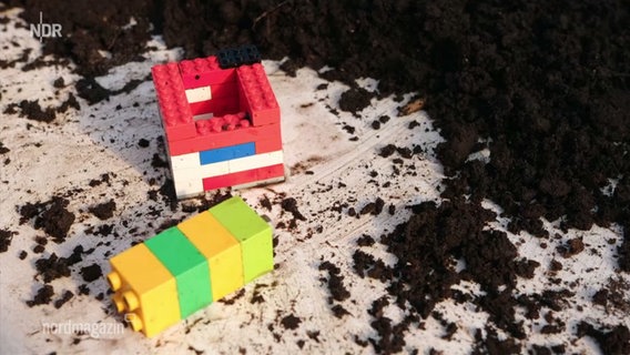 Eine Erdballenpresse aus Legosteinen. © NDR Foto: Udo Tanske