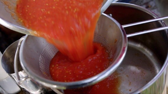 Tomaten werden durch ein Sieb gegossen. © ndr.de Foto: Udo Tanske