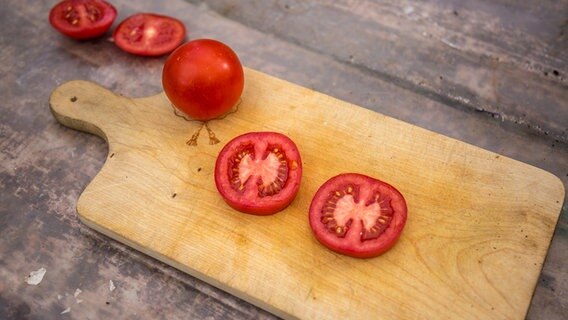 Tomaten liegen auf einem Küchenbrett. © ndr.de Foto: Udo Tanske