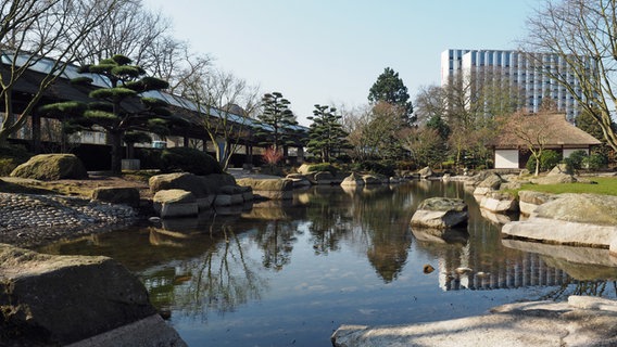Blick auf das Teehaus am Wasser im japanischen Garten in der Parkanlage Planten un Blomen in Hamburg. © NDR Foto: Anja Deuble