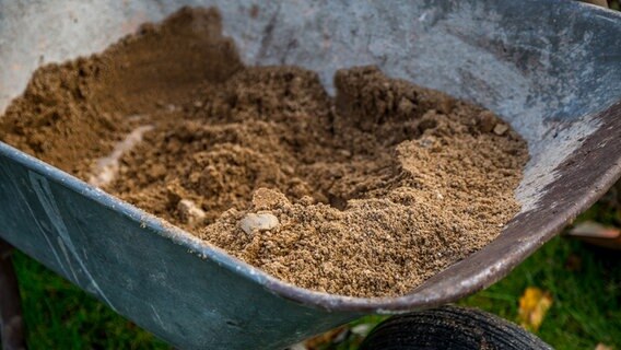Eine mit Sand gefüllte Schubkarre © NDR Foto: Udo Tanske