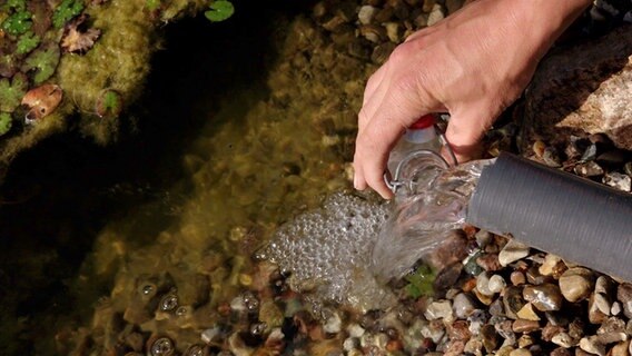 Das Wasser wird auf seinen Nitrat-Gehalt getestet. © NDR Foto: Udo Tanske