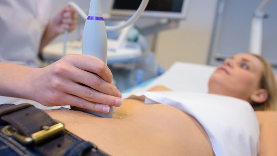 Ein Ultraschall am Bauch wird bei einer Patientin gemacht. © COLOURBOX Foto: Phovoir