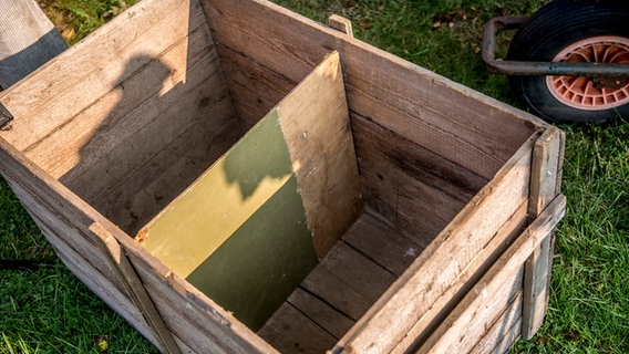 Eine Wurmbox aus Holz © NDR Foto: Udo Tanske