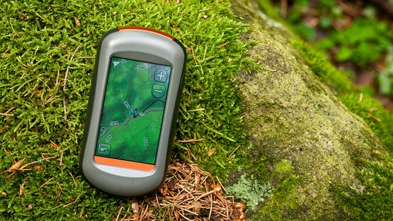 Moderne Gps-Navigation auf dem Boden des grünen Wald. © colourbox Foto: VOJTa Herout
