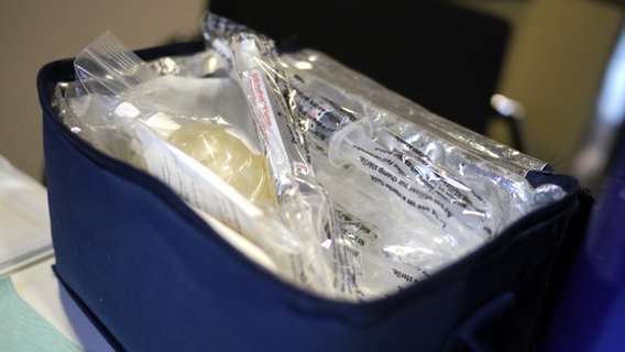 Eine kleine blaue Kühltasche voll mit Medikamenten. © NDR Foto: Christian Baars