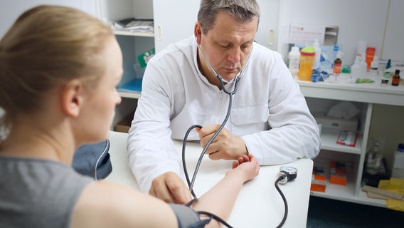 Arzt misst den Blutdruck einer jungen Patientin © Colourbox Foto: -