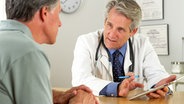 Arzt spricht mit einem Patienten © Fotolia.com Foto: rocketclips