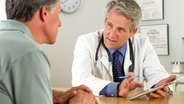 Arzt spricht mit einem Patienten © Fotolia.com Foto: rocketclips