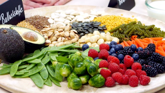 Obst, Gemüse und Hülsenfrüchte auf einem Teller © NDR 