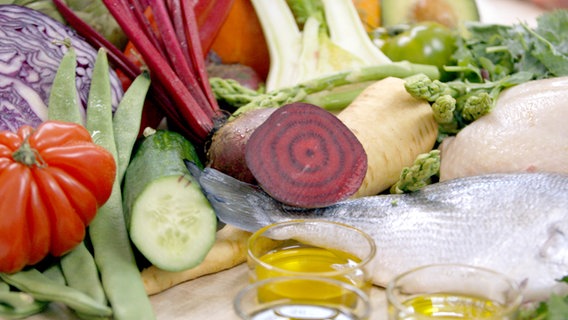 Gemüse, Fisch und Öle auf einem Teller © NDR 