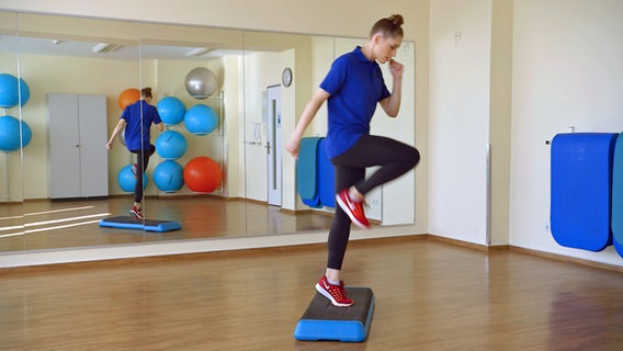 Physiotherapeutin Svea Köhlmoos zeigt eine Übung. © NDR Foto: Frederik Brand