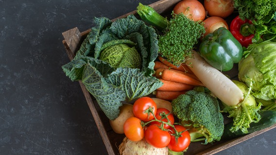 Eine Kiste mit verschiedenen Gemüsesorten darin. © picture alliance Foto: Gudrun Krebs/Shotshop | Gudrun Krebs