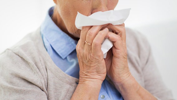 Eine Person hält sich ein Taschentuch vor die Nase. © Colourbox Foto: -