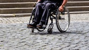 Eine Person sitzt in einem Rollstuhl © Colourbox Foto: Petra D