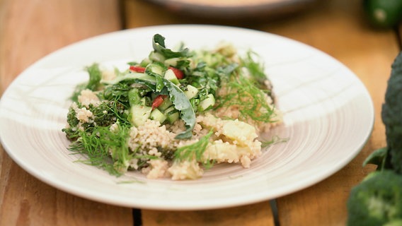 Couscous mit Brokkoli, Fenchel und Gurken-Salsa auf einem Teller angerichtet. © NDR Foto: NDR Screenshot