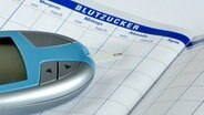 Blutzuckermessgerät liegt auf einer Tabelle, in die Blutzucker-Tageswerte eingetragen werden. © fotolia.com Foto: igradesign