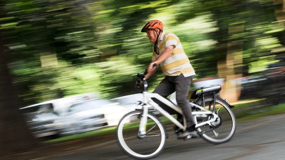 Ein älterer Mann ist auf einem E-Bike unterwegs. © picture alliance Foto: picture alliance / dpa Themendienst | Tobias Hase