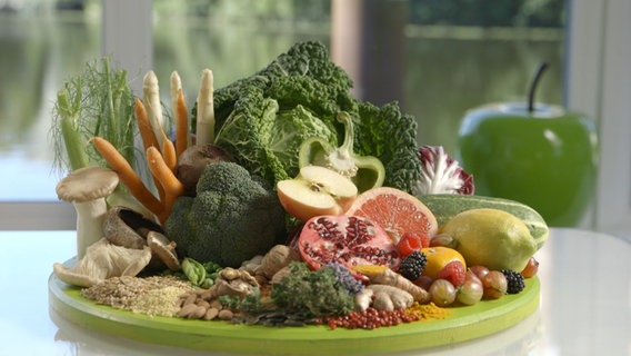 Auf einem großen Teller liegen Lebensmittel wie Hülsenfrüchte, Nüsse, Samen, Obst und Gemüse. © NDR Foto: Moritz Schwartz / Oliver Zydek